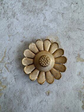 Vintage Sarah Coventry Large Flower Gold Tone Brooch Pin